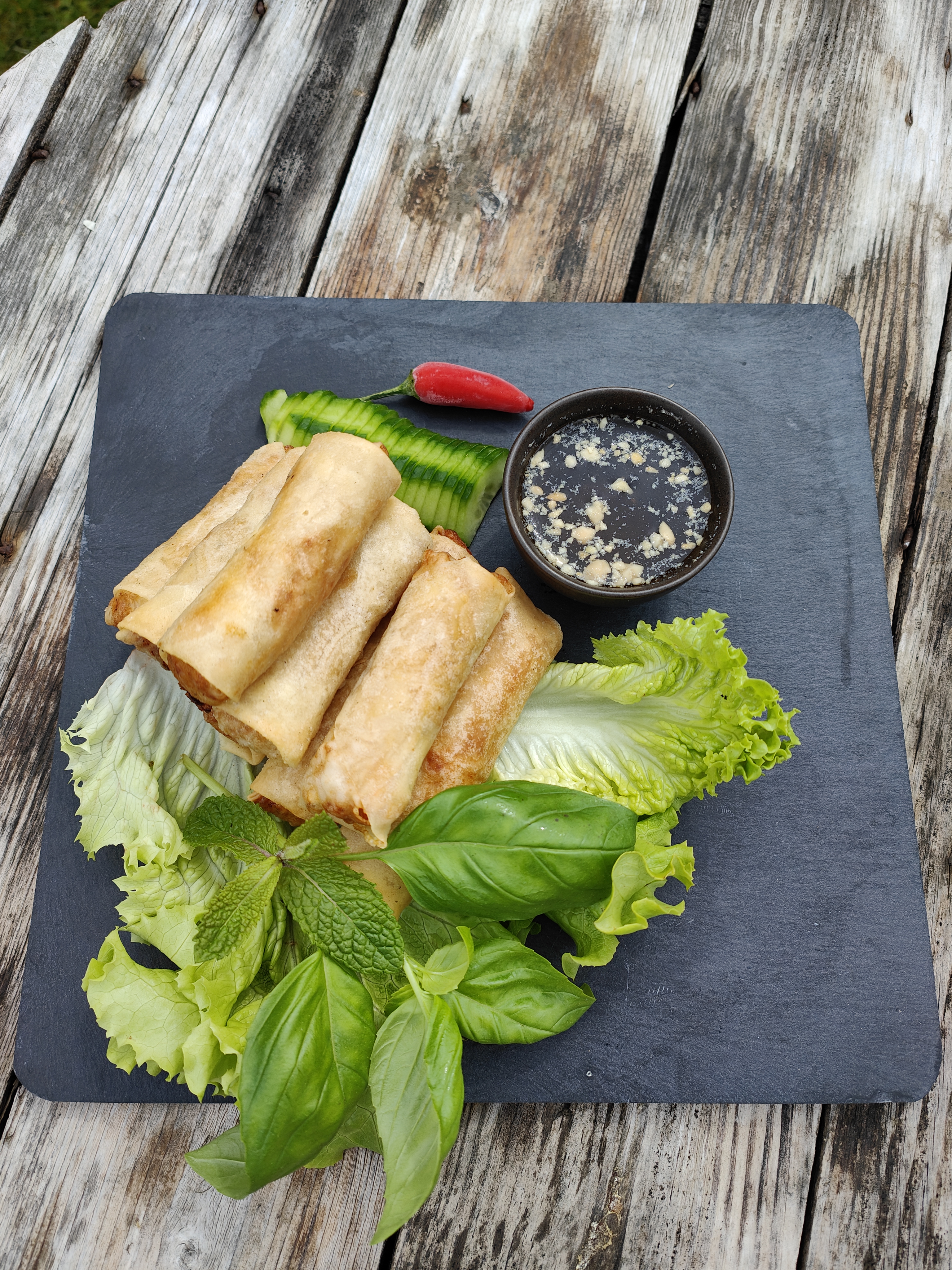 Nems croustillants et leur salade